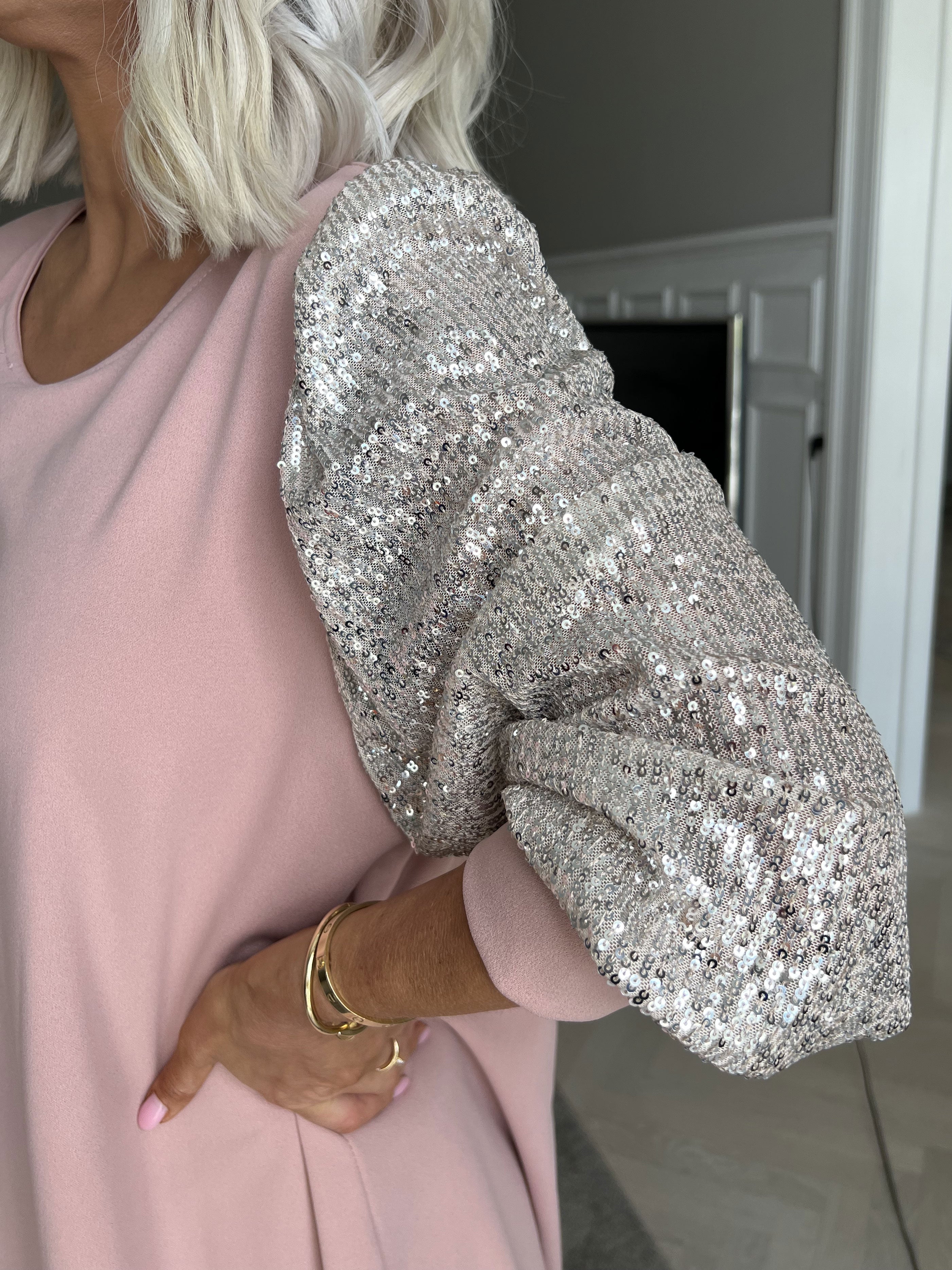 Djamila - Smuk kjole med paillet ærmer